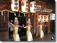 2011年 津田石清水八幡宮 春市 バリ舞踊奉納の写真②